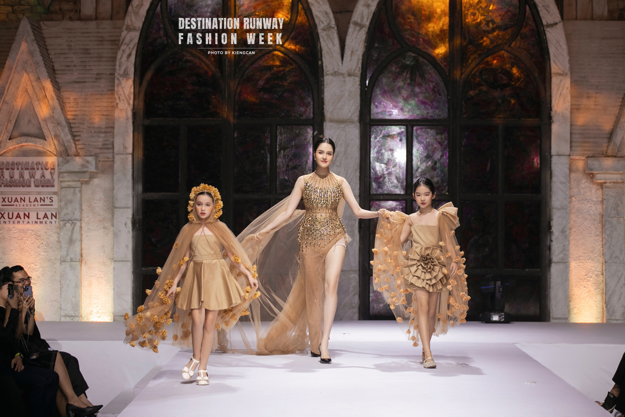 Loạt mẫu nhí nhà Xuân Lan tỏa sáng trên sàn catwalk - Ảnh 5.