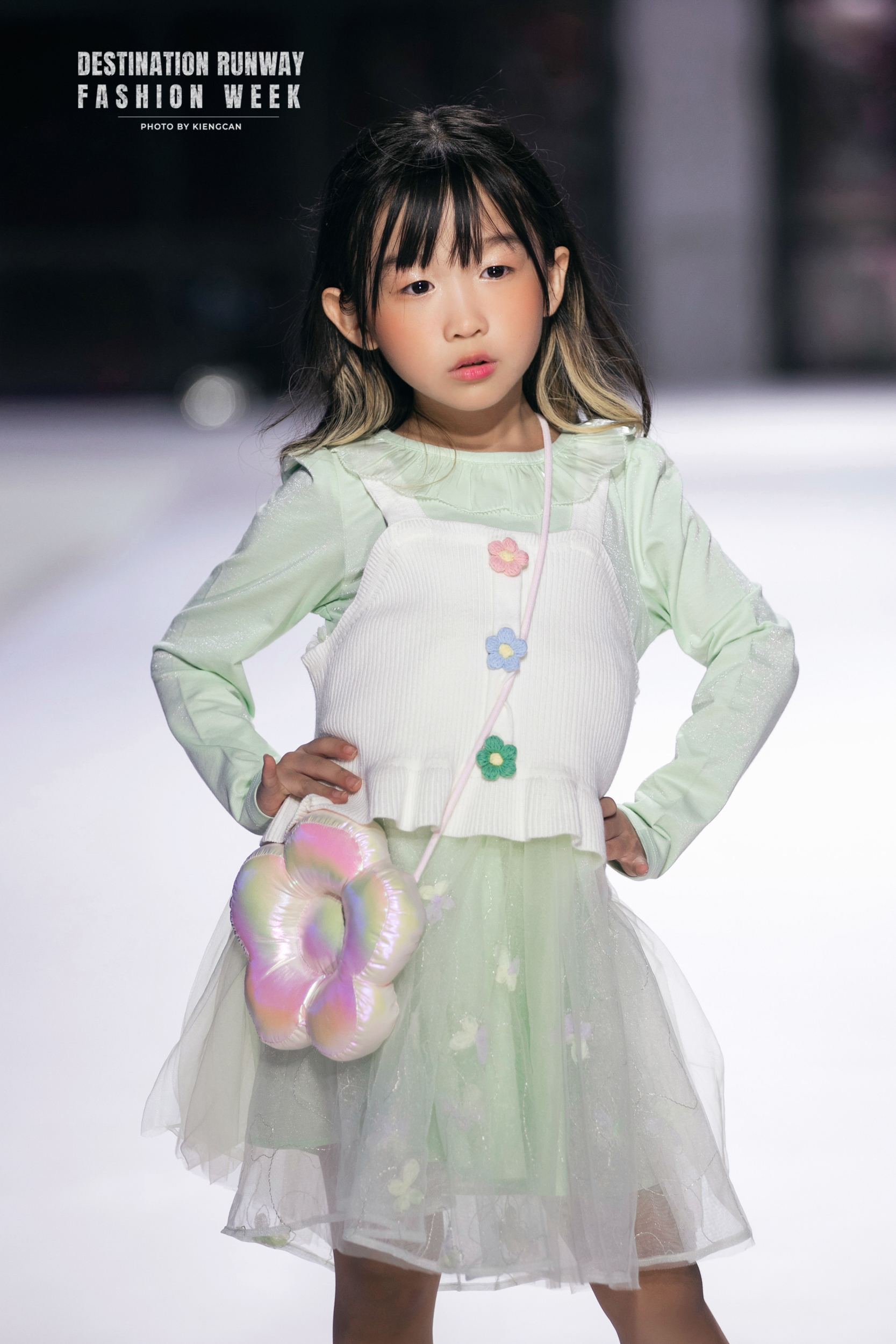 Loạt mẫu nhí nhà Xuân Lan tỏa sáng trên sàn catwalk - Ảnh 19.