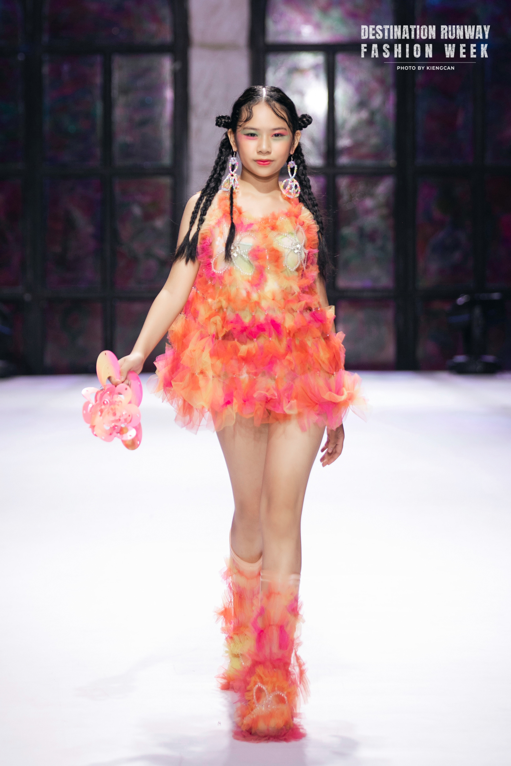 Loạt mẫu nhí nhà Xuân Lan tỏa sáng trên sàn catwalk - Ảnh 11.
