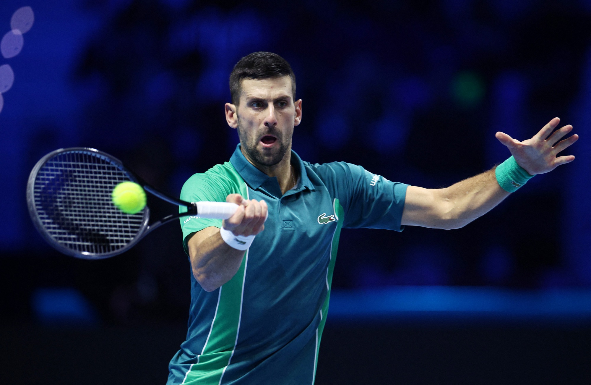 Djokovic mở màn vất vả ở ATP Finals với cú đạp gẫy 2 cây vợt