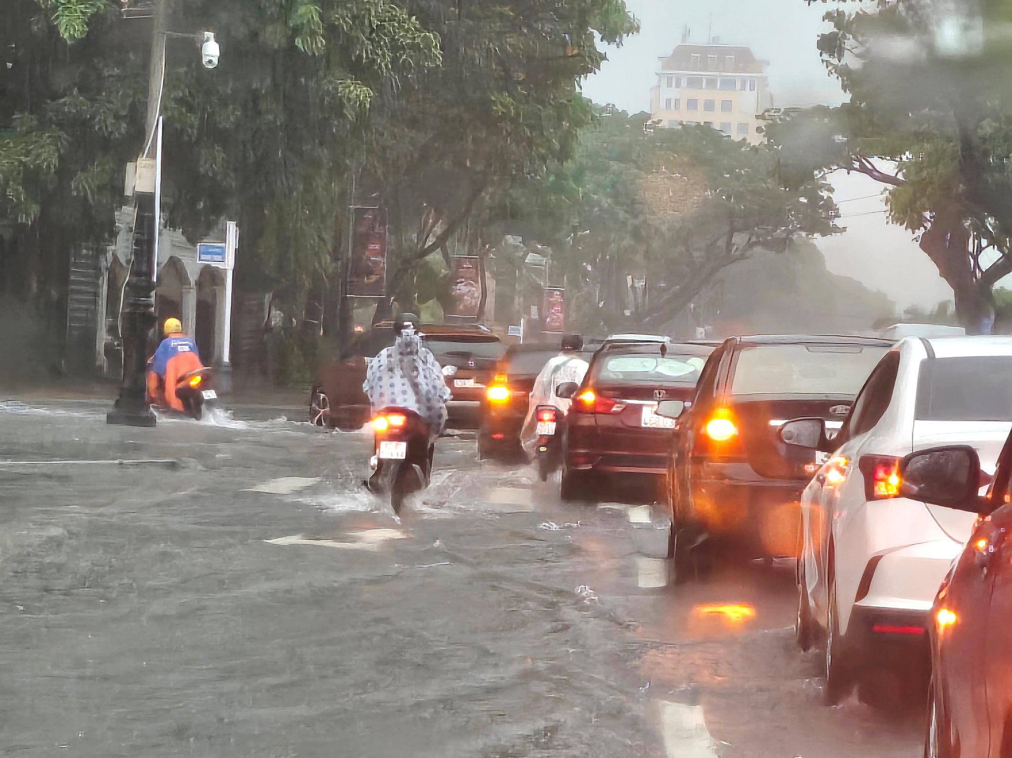 Từ Quảng Trị đến Bình Định mưa rất to, đe doạ ngập lụt