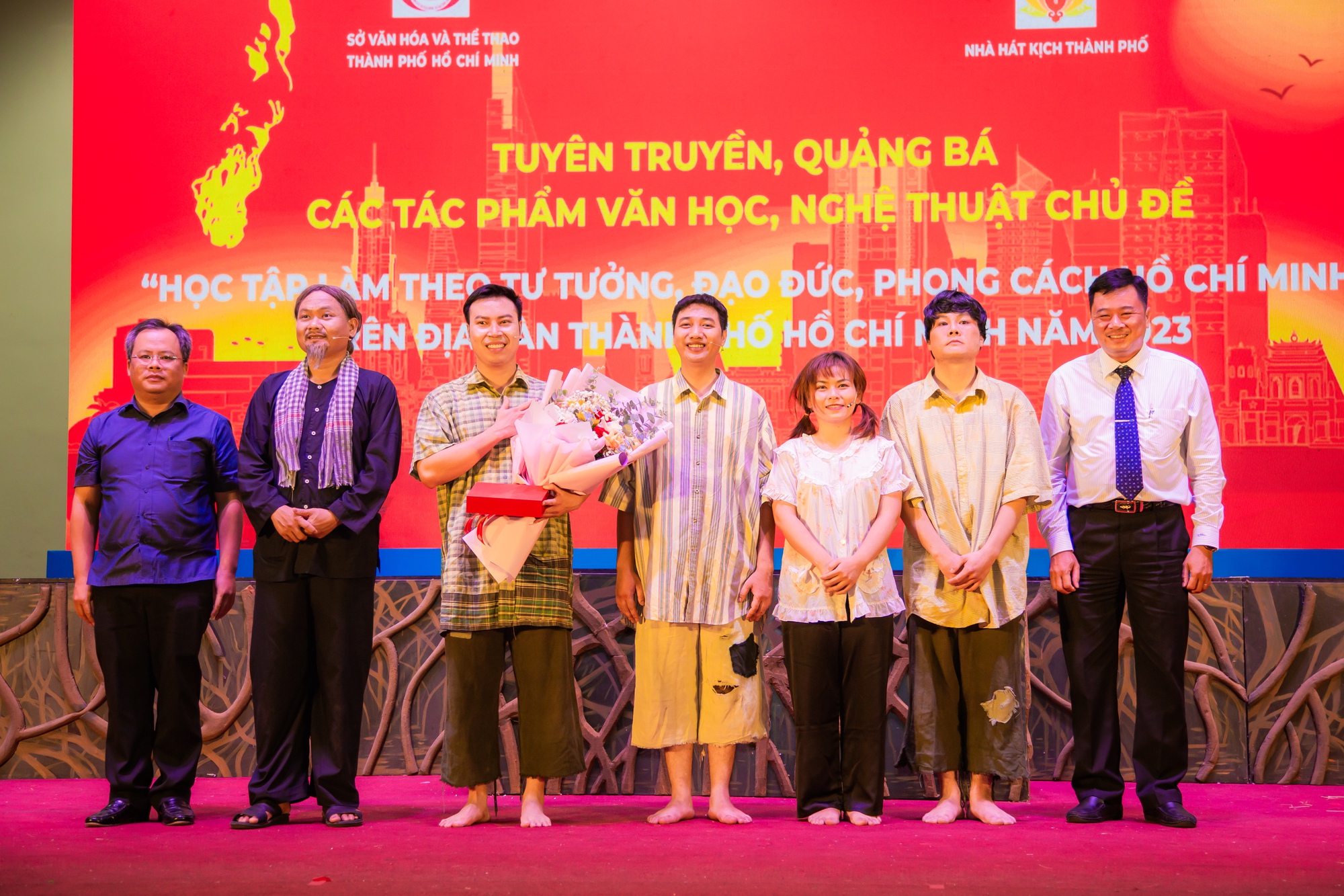 Đông đảo khán giả xem các tác phẩm "Học và làm theo lời Bác"