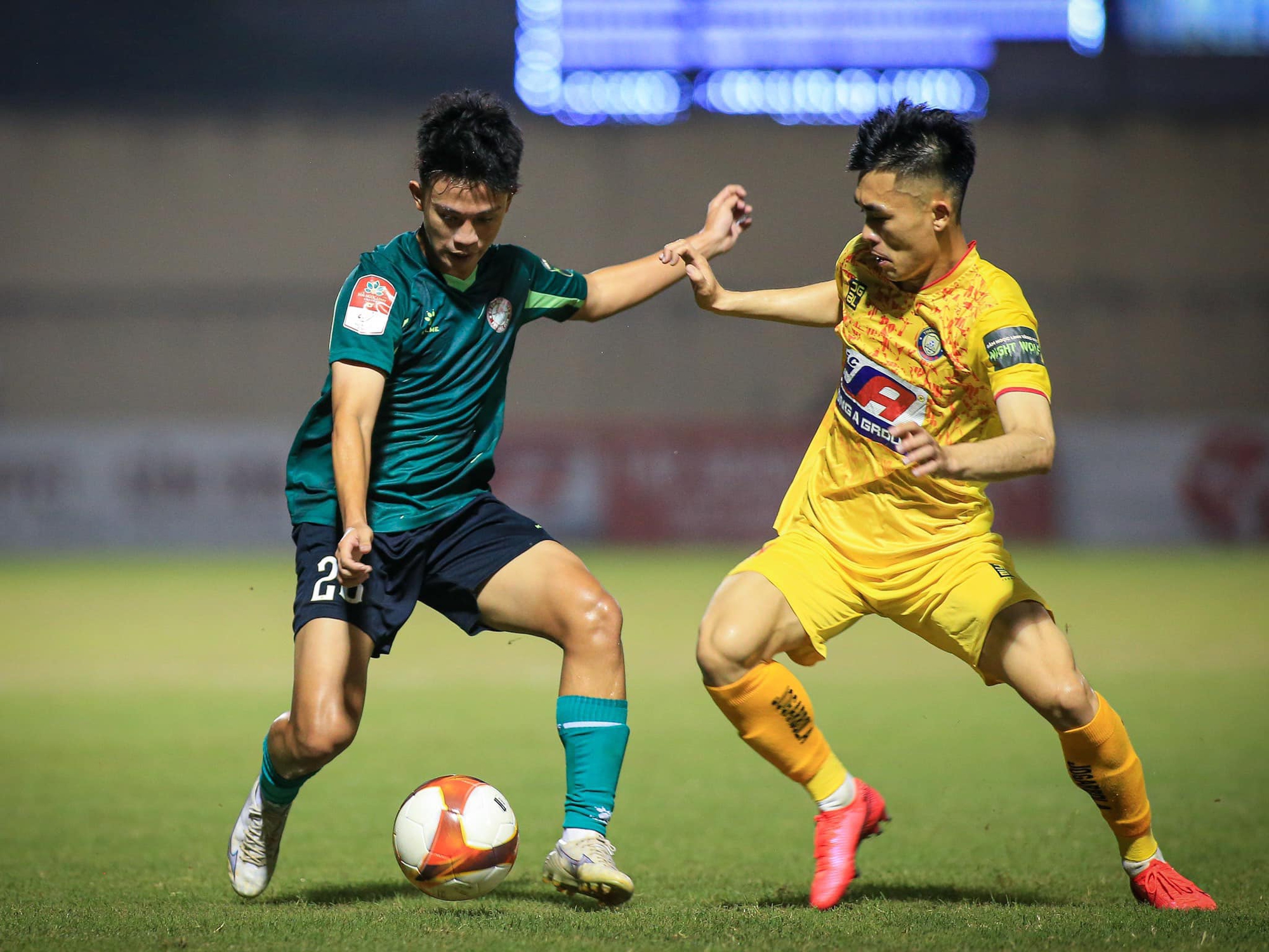 Cầu thủ trẻ CLB TP HCM trở lại Việt Nam sau 2 th&aacute;ng du học La Liga - Ảnh 3.