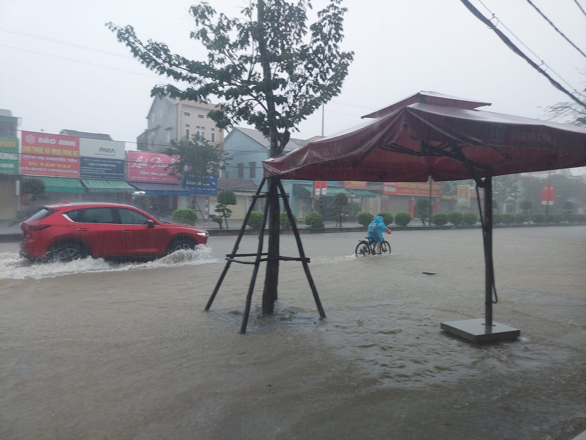 Mưa lớn g&acirc;y sạt lở, ngập nhiều tuyến quốc lộ, học sinh phải nghỉ học - Ảnh 10.