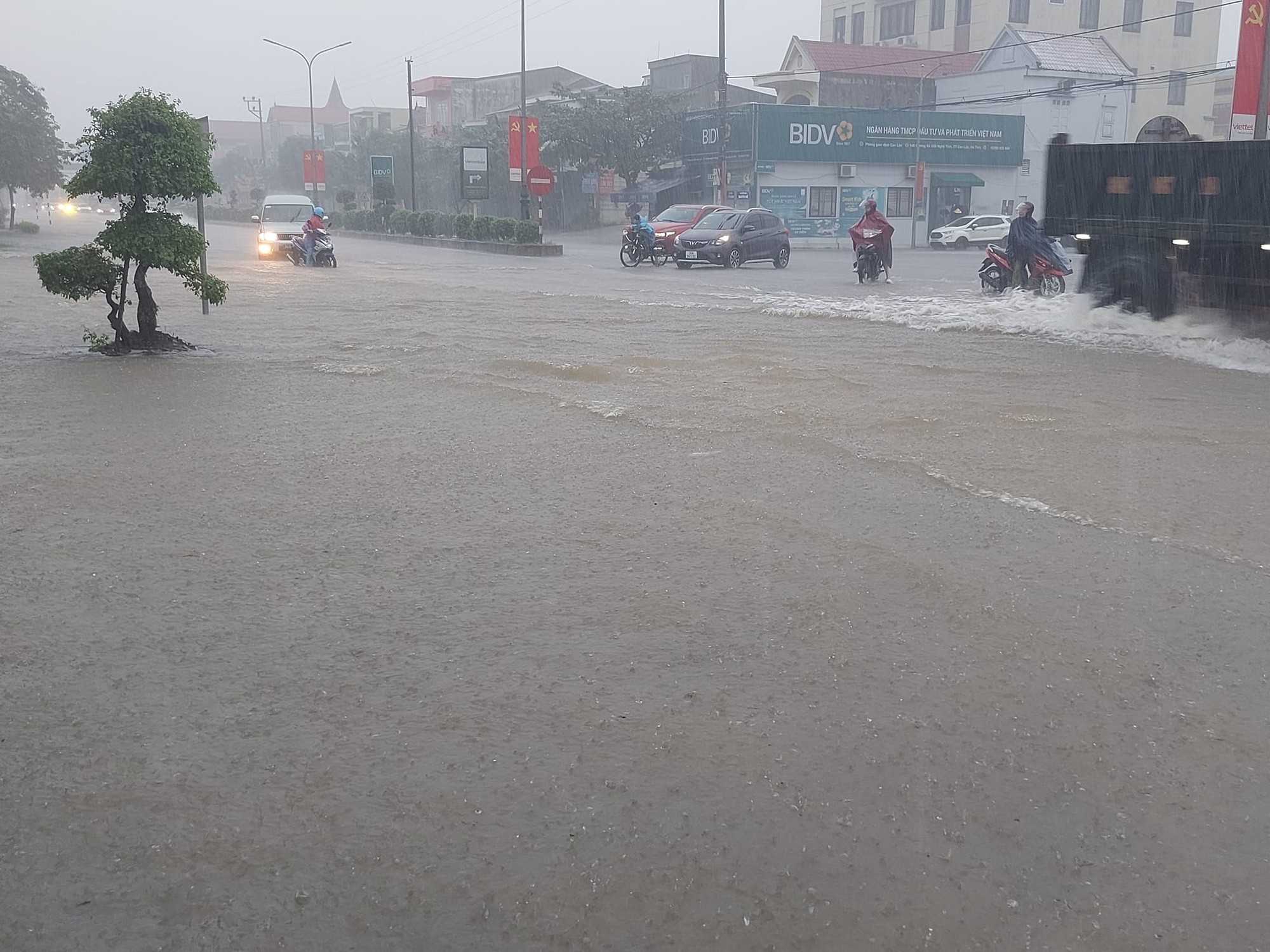 Mưa lớn g&acirc;y sạt lở, ngập nhiều tuyến quốc lộ, học sinh phải nghỉ học - Ảnh 9.
