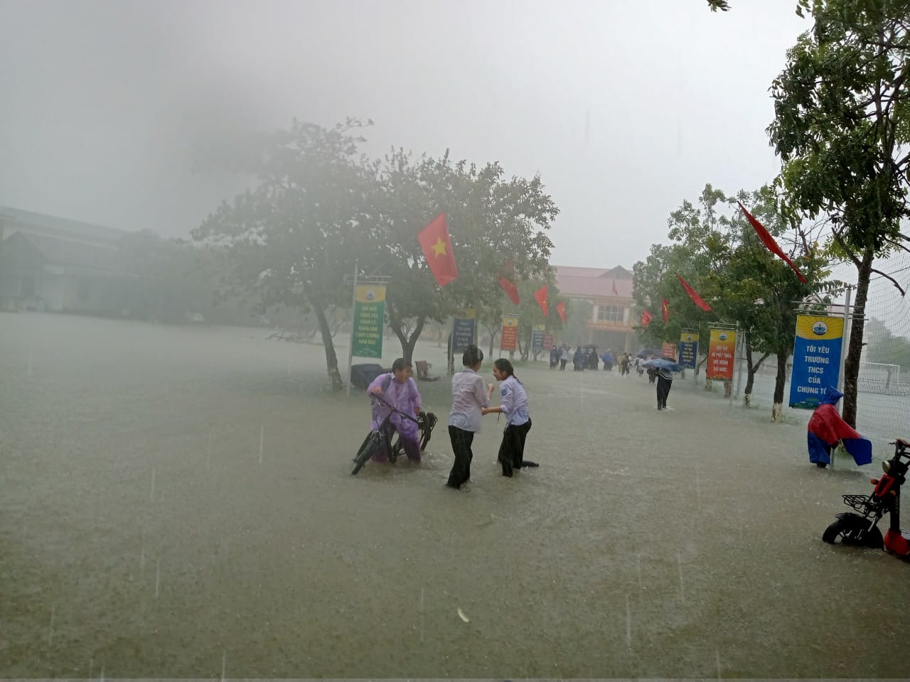 Mưa lớn g&acirc;y sạt lở, ngập nhiều tuyến quốc lộ, học sinh phải nghỉ học - Ảnh 11.
