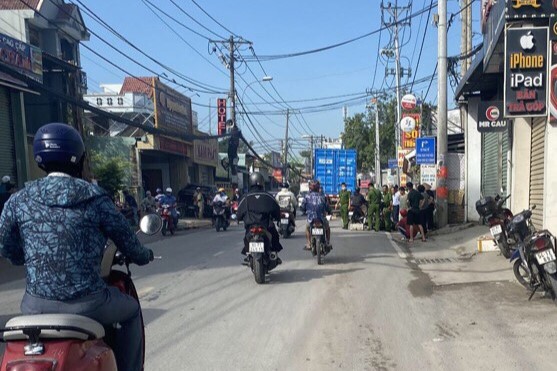 Lại xảy tai nạn giao th&ocirc;ng nghi&ecirc;m trọng ở Thủ Đức, chồng &ocirc;m thi thể vợ kh&oacute;c nghẹn - Ảnh 1.