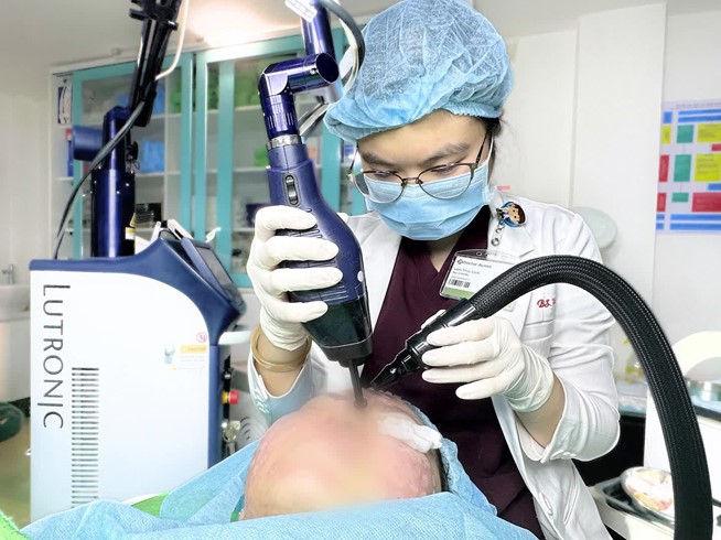 Vì sao chỉ nên điều trị sẹo rỗ với bác sĩ da liễu? - Ảnh 2.