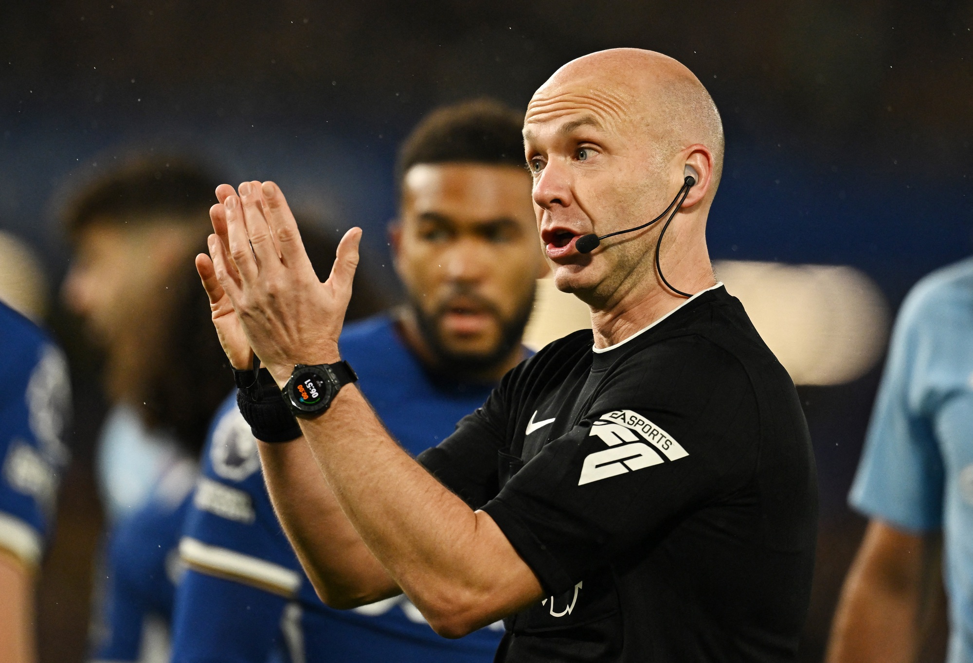 VAR và trọng tài Taylor lại bị chỉ trích sau "đại chiến" Chelsea - Man City