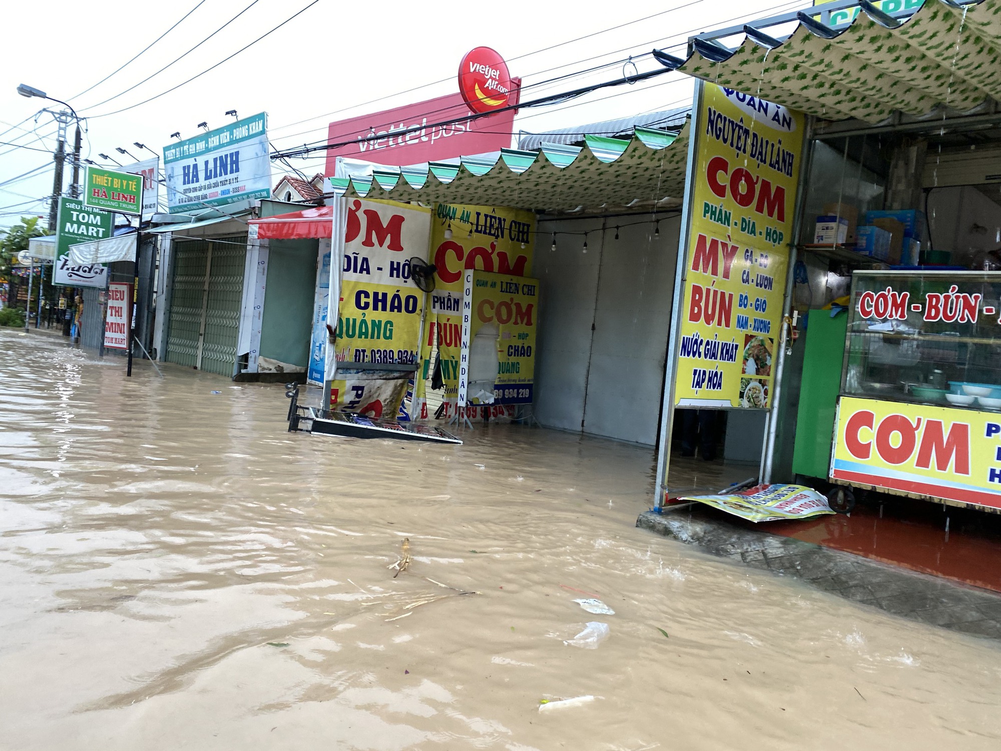 Mưa lớn g&acirc;y sạt lở, ngập nhiều tuyến quốc lộ, học sinh phải nghỉ học - Ảnh 2.
