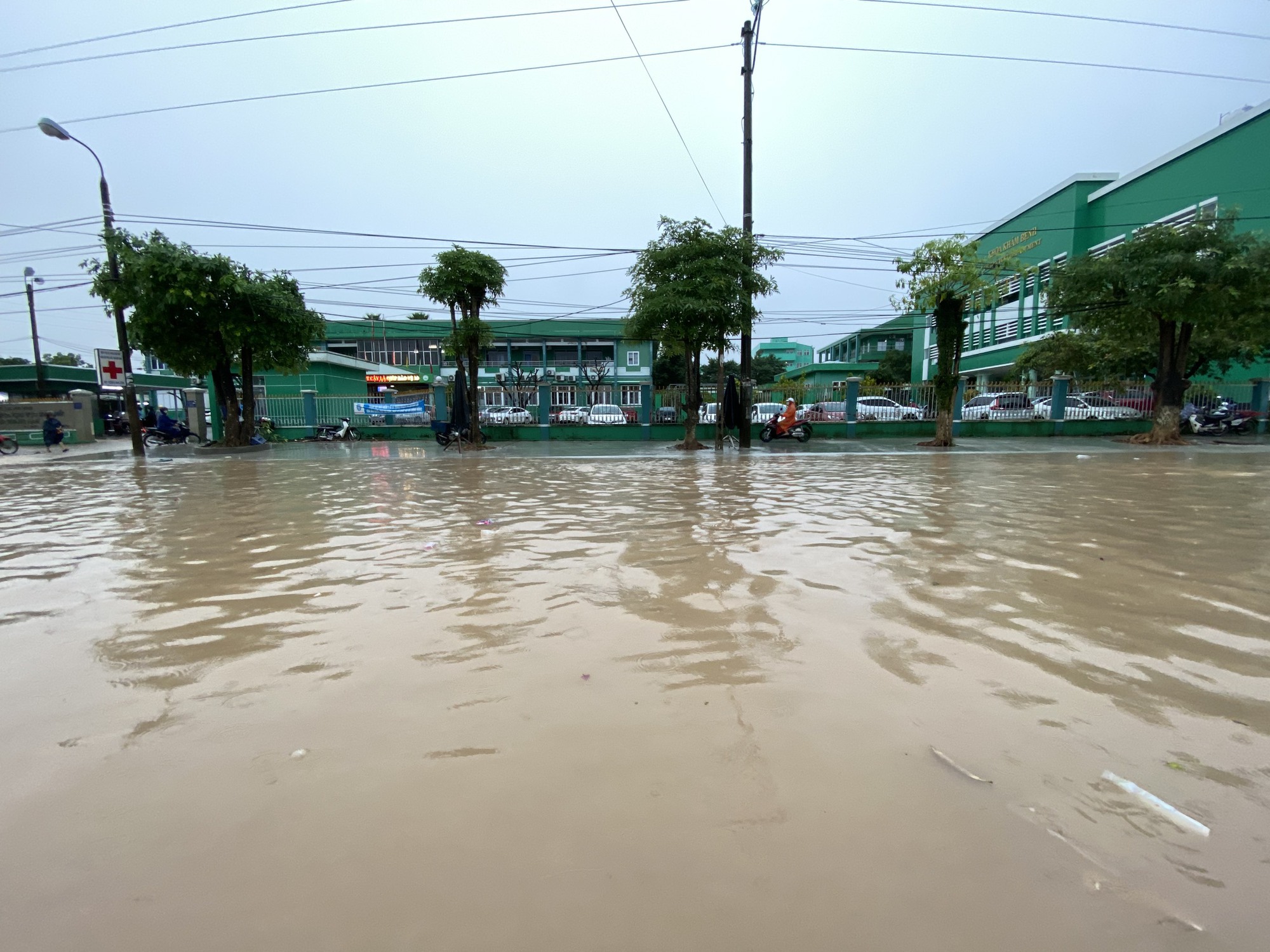 Mưa lớn g&acirc;y sạt lở, ngập nhiều tuyến quốc lộ, học sinh phải nghỉ học - Ảnh 1.