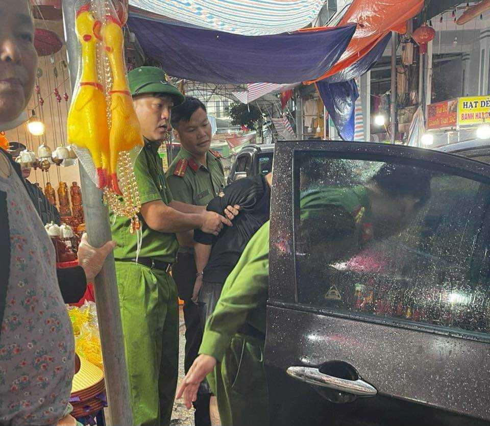 Đại úy công an bị tấn công liên tiếp bằng kéo khi làm nhiệm vụ