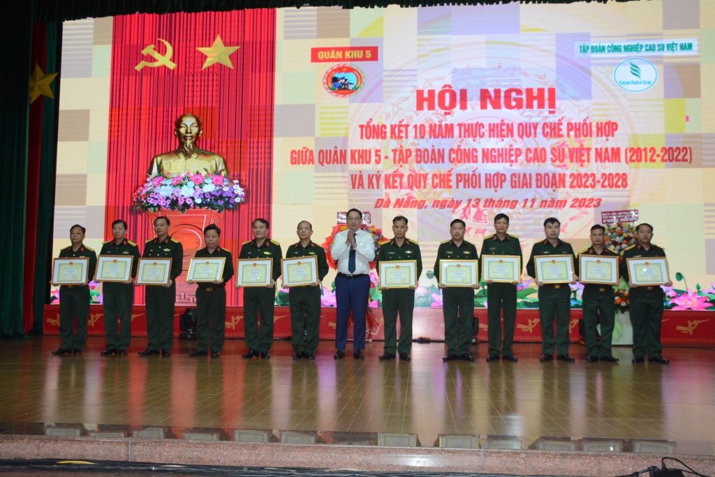 Tập đoàn Công nghiệp Cao su Việt Nam cùng Quân khu 5 ký kết quy chế phối hợp giai đoạn mới