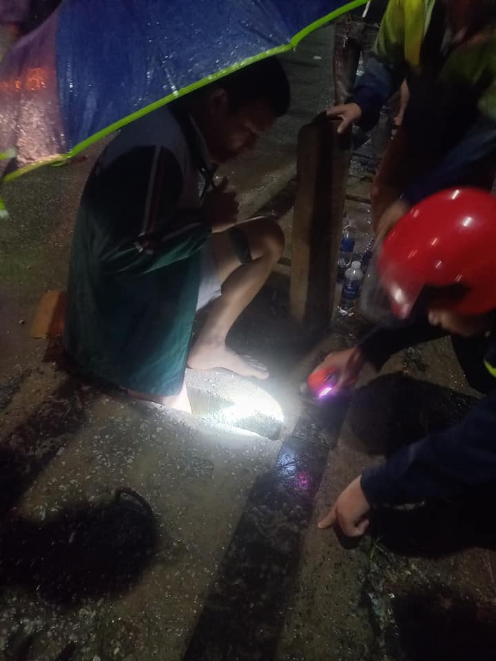 Giải cứu người đàn ông bị mắc kẹt dưới nắp cống thoát nước trong đêm khuya