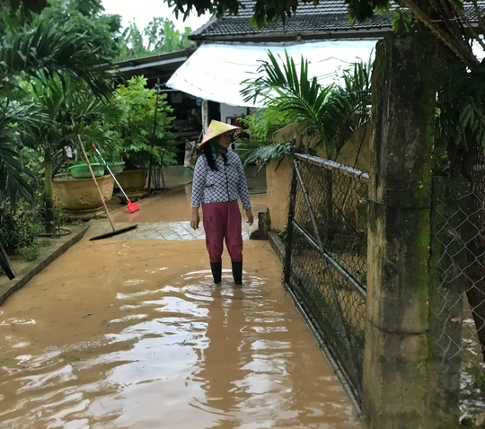 Mưa lớn khiến hơn 800 ng&ocirc;i nh&agrave; ở Quảng Trị bị ngập lụt, nước s&ocirc;ng đang l&ecirc;n - Ảnh 1.
