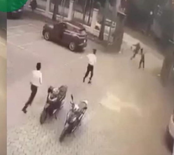 X&ocirc;ng v&agrave;o ng&acirc;n h&agrave;ng khống chế nữ nh&acirc;n vi&ecirc;n để cướp tiền - Ảnh 3.