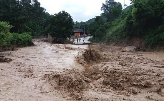 Không khí lạnh liên tiếp tràn về miền Bắc, miền Trung có nơi mưa trên 600 mm