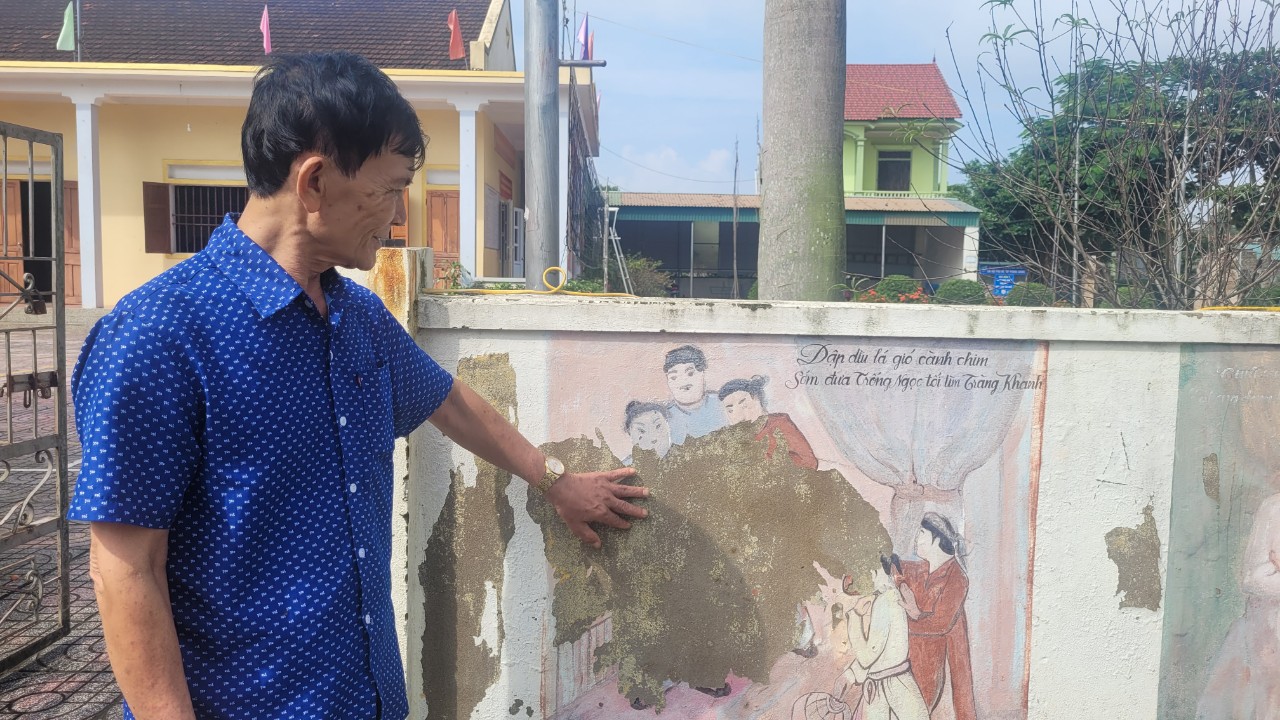Đường b&iacute;ch hoạ loang lổ, mất mỹ quan tr&ecirc;n qu&ecirc; hương Đại thi h&agrave;o Nguyễn Du - Ảnh 4.