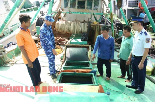 Cảnh s&aacute;t biển bắt giữ t&agrave;u chở 30.000 l&iacute;t dầu DO kh&ocirc;ng c&oacute; giấy tờ hợp ph&aacute;p - Ảnh 1.
