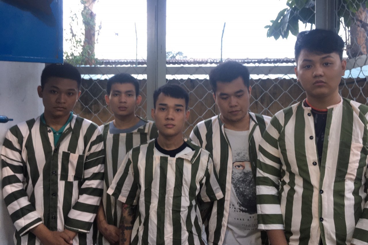 2 nhóm hẹn đánh nhau, 1 phụ nữ trúng đạn