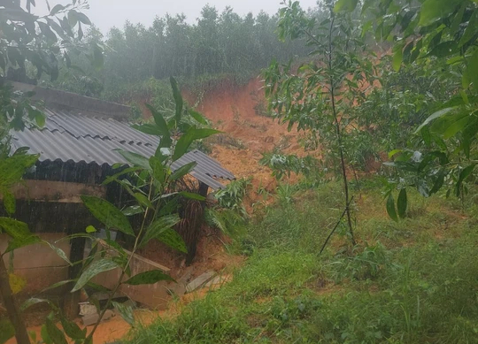 Nghẹt thở giải cứu 2 vợ chồng bị hàng trăm khối đá vùi lấp trong nhà - Ảnh 7.