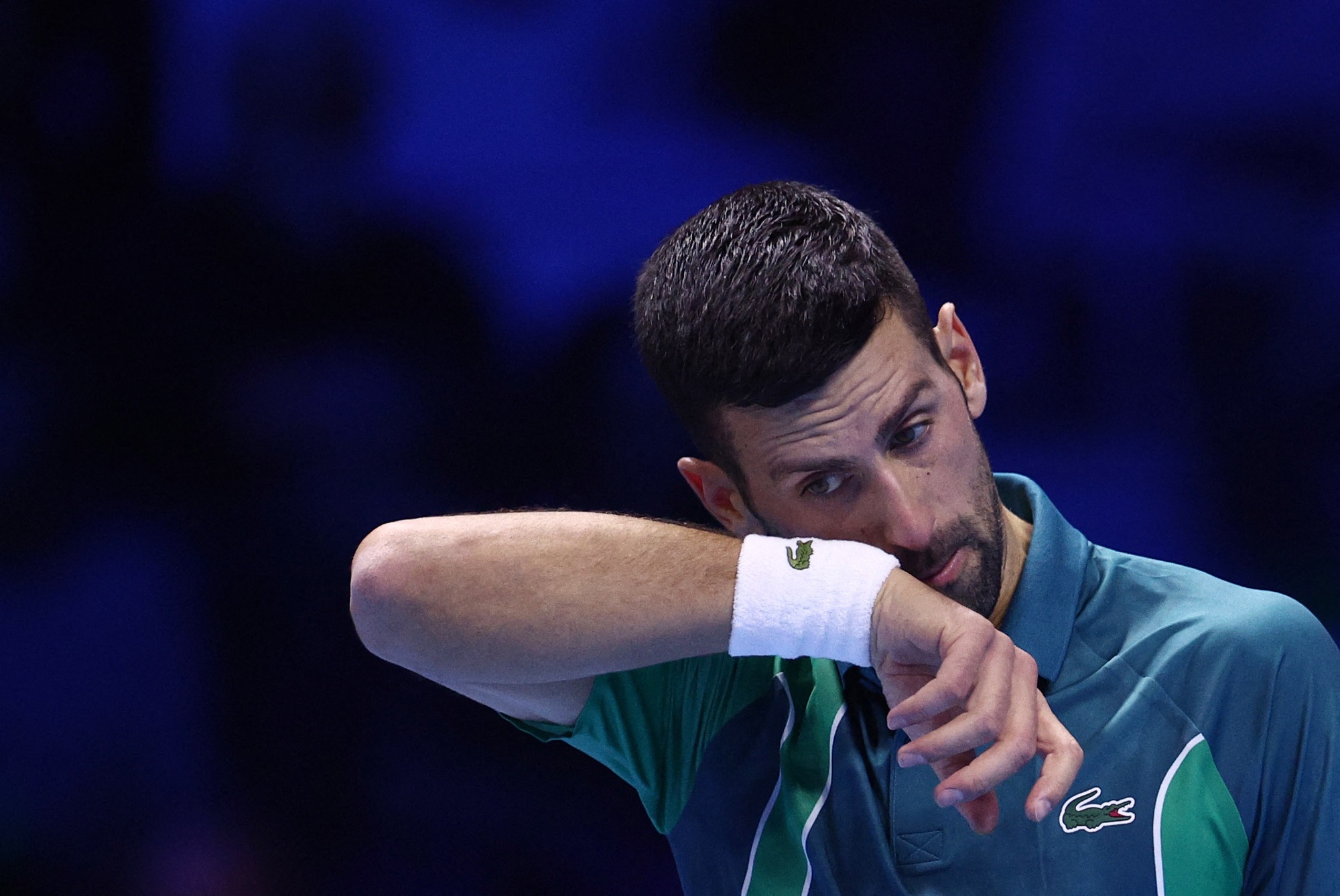 Djokovic đứt mạch bất bại trước Sinner, Tsitsipas rời giải vì chấn thương