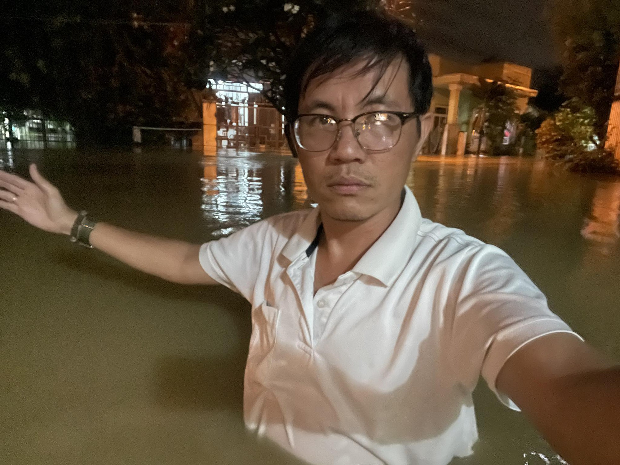 CLIP: Lũ về bất ngờ, người dân Nha Trang chạy lũ trong đêm khuya - Ảnh 3.