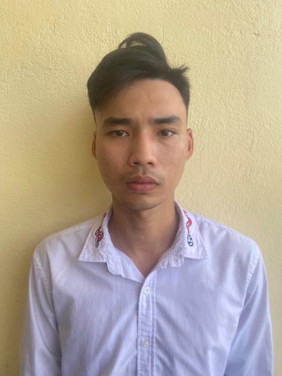 Đang chở bạn g&aacute;i, bất ngờ bị nh&oacute;m người chặn đường truy s&aacute;t, đ&aacute;nh đập d&atilde; man - Ảnh 2.