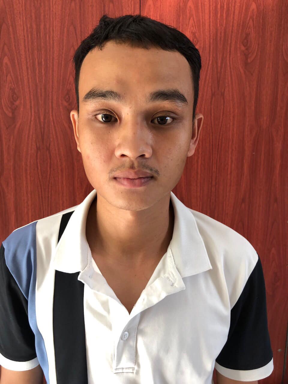 Đang chở bạn g&aacute;i, bất ngờ bị nh&oacute;m người chặn đường truy s&aacute;t, đ&aacute;nh đập d&atilde; man - Ảnh 1.