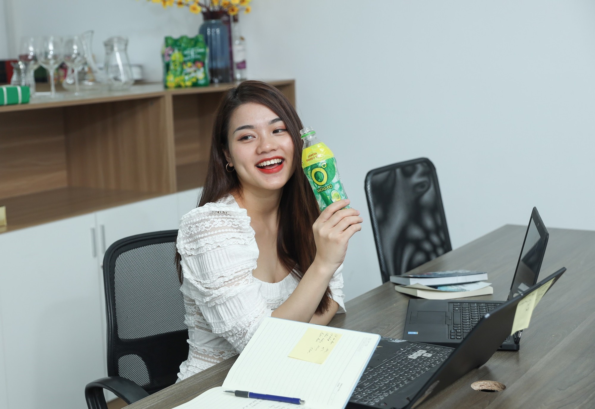 1.001 áp lực đổ xuống đầu dịp cuối năm: Gen Z vẫn xử gọn deadline, cân đẹp stress nhờ thức uống này