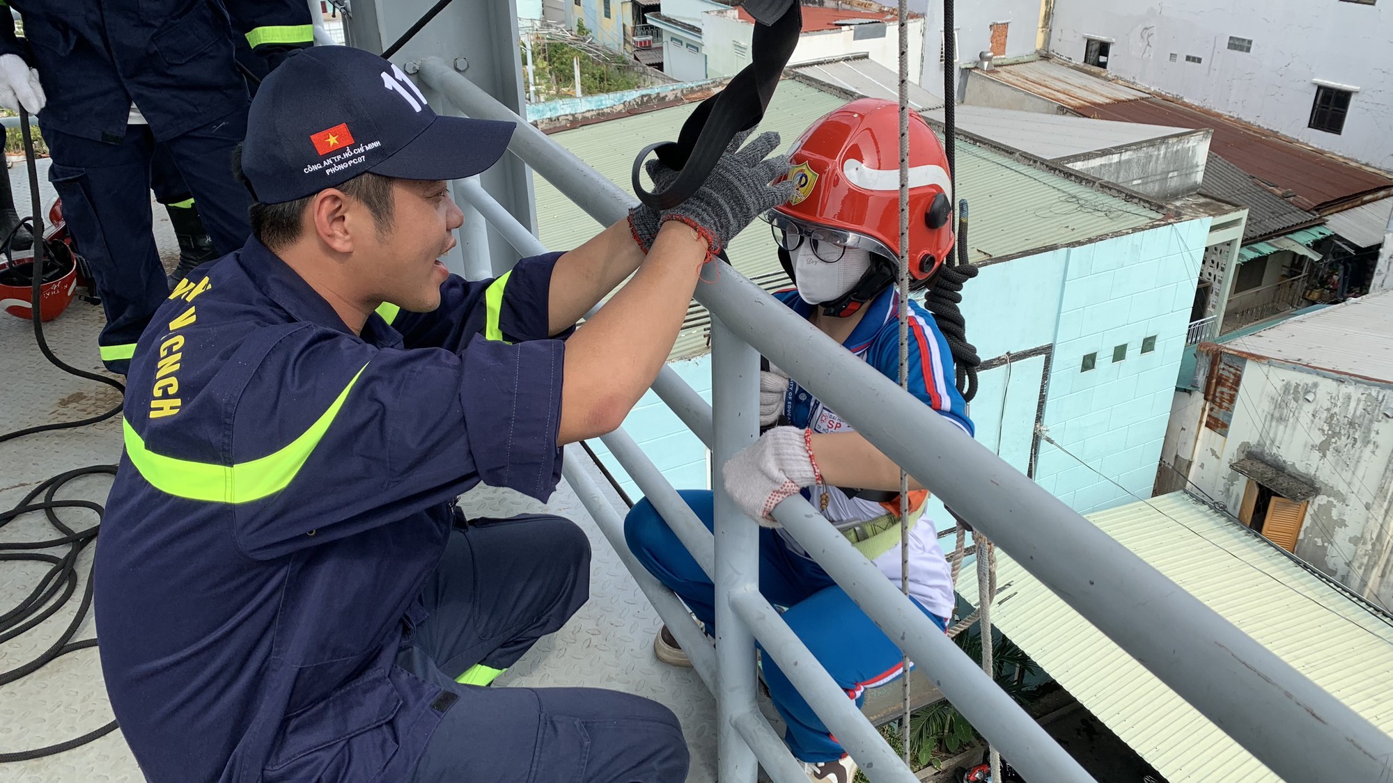 TP HCM: Đẩy mạnh tập huấn chữa cháy và cứu nạn cứu hộ cho học sinh, sinh viên - Ảnh 1.
