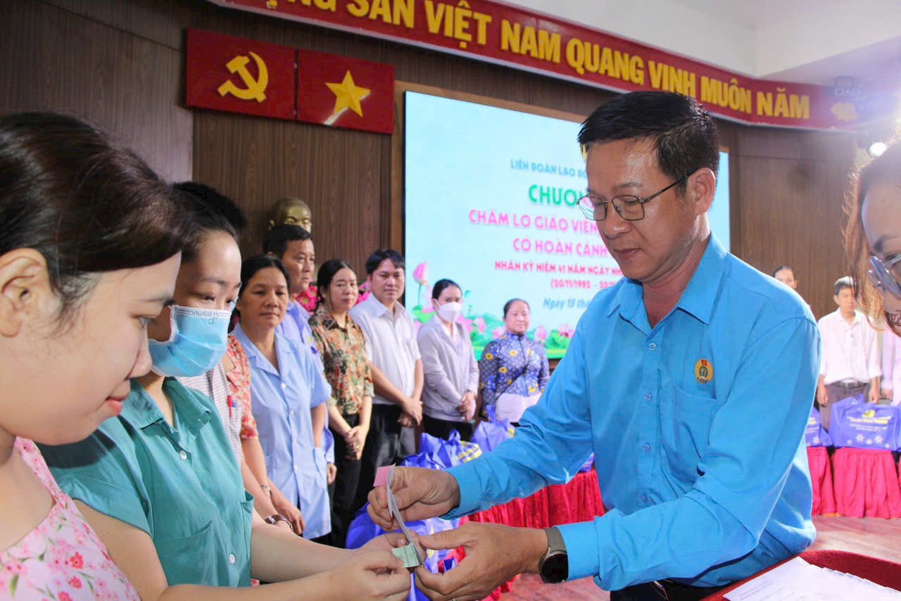 Hàng trăm triệu đồng chăm lo giáo viên khó khăn - Ảnh 1.