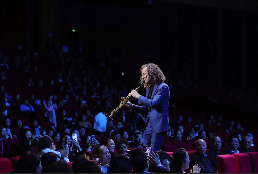 Kenny G m&ecirc; hoặc kh&aacute;n giả bằng những giai điệu bất hủ - Ảnh 1.