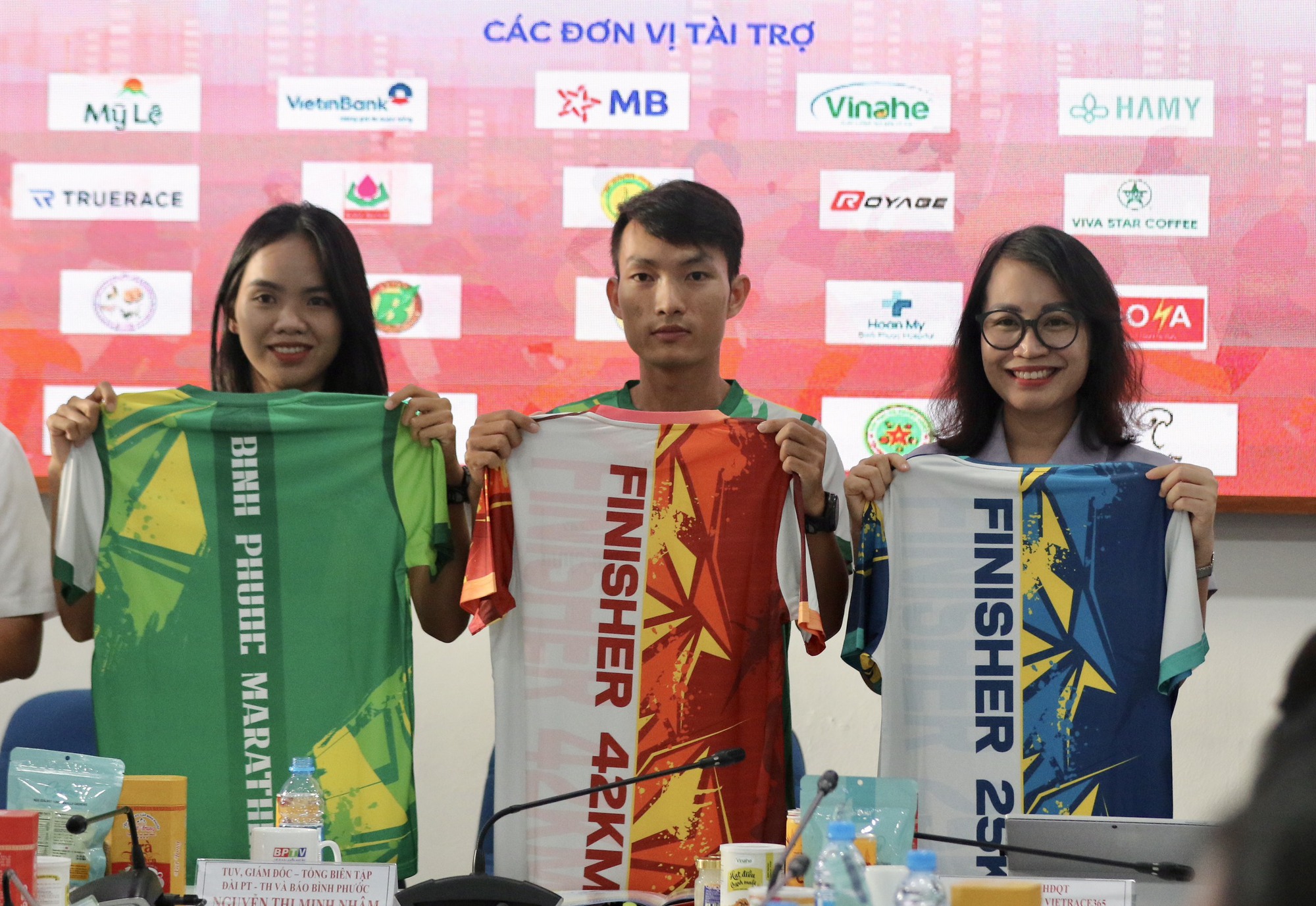 Hơn 2.000 VĐV hưởng ứng "Đường chạy của nhà vô địch"