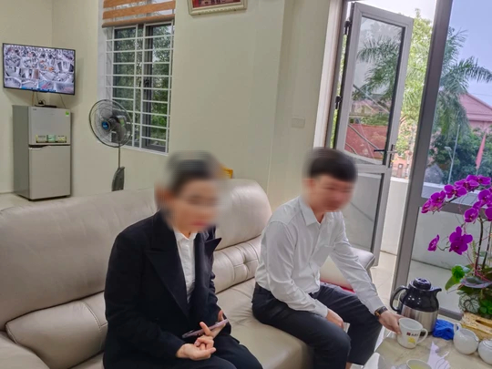 Video nữ nh&acirc;n vi&ecirc;n ng&acirc;n h&agrave;ng kể lại gi&acirc;y ph&uacute;t bị kẻ cướp kề dao v&agrave;o cổ đe doạ - Ảnh 3.