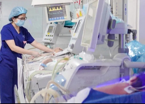 Mổ bắt thai sớm, 2 trẻ sơ sinh nguy kịch