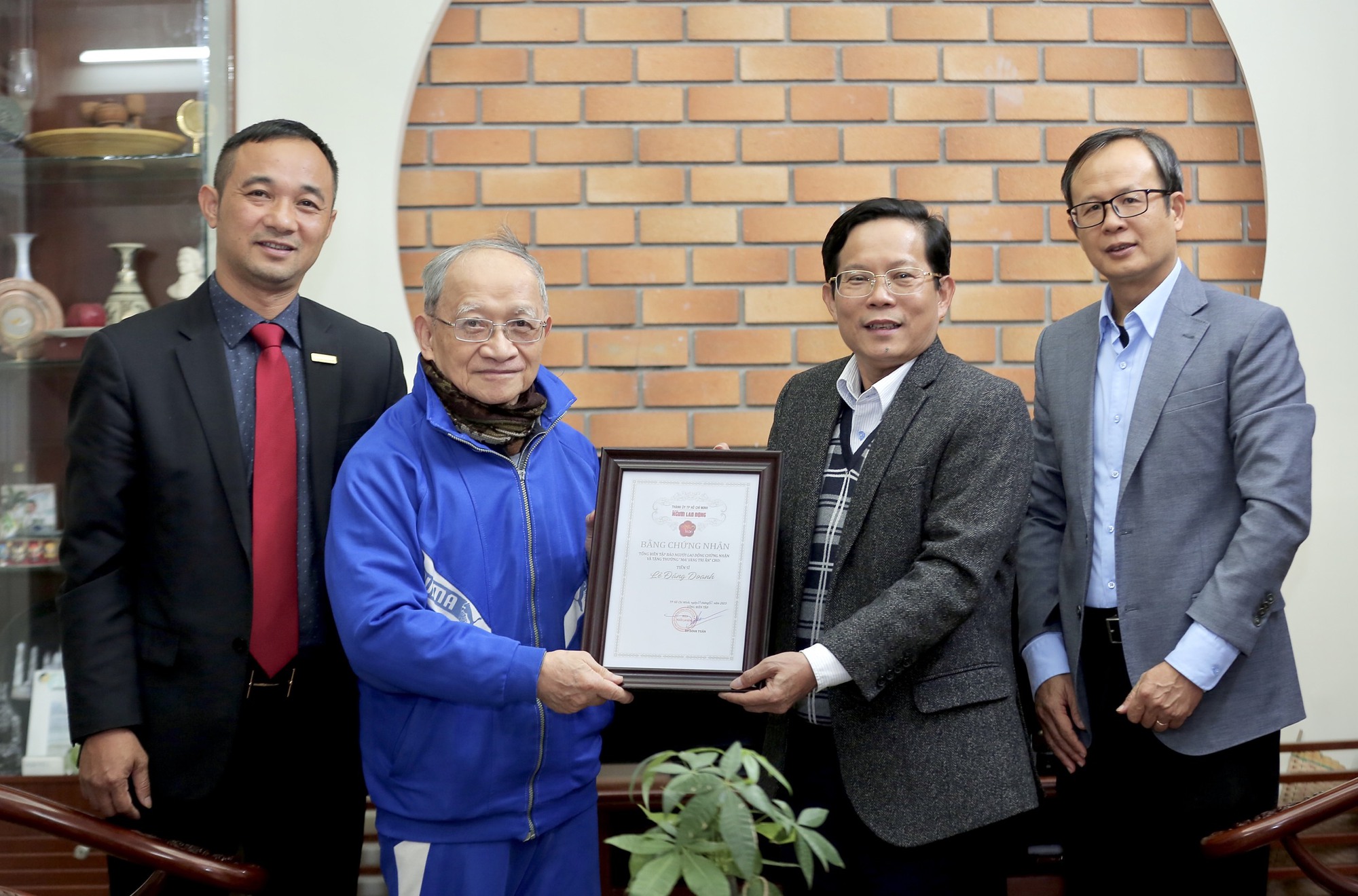 "Mai Vàng tri ân" thăm, tặng quà Tiến sĩ Lê Đăng Doanh