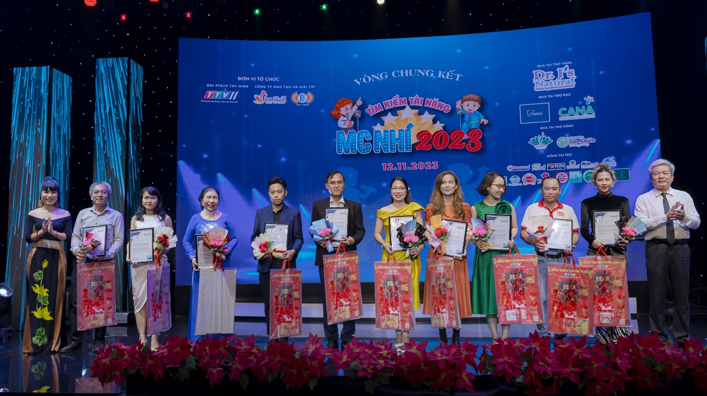 Trương Bảo Ngọc đoạt giải Qu&aacute;n qu&acirc;n T&igrave;m kiếm t&agrave;i năng MC nh&iacute; 2023 - Ảnh 5.
