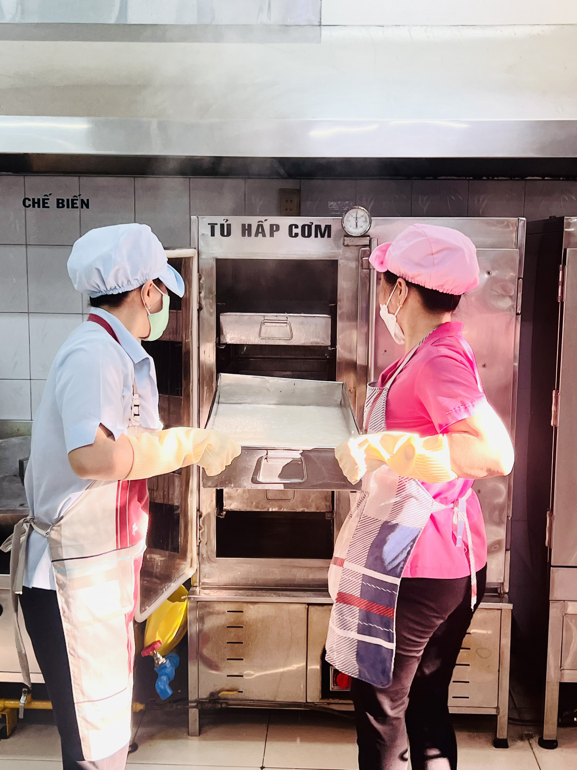 Một trường tiểu học gi&aacute;m s&aacute;t thực phẩm bữa ăn b&aacute;n tr&uacute; mỗi s&aacute;ng - Ảnh 2.