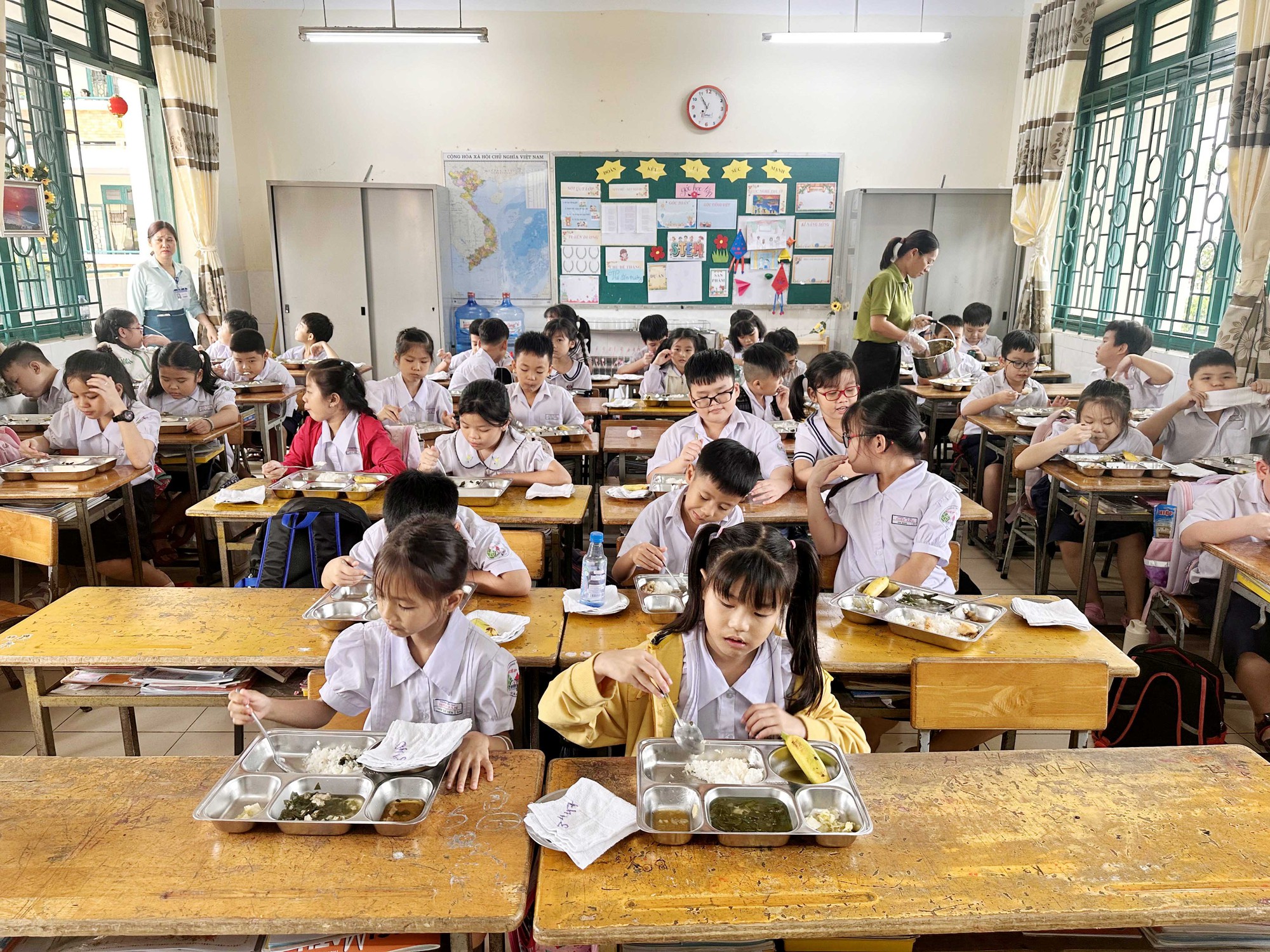 Một trường tiểu học gi&aacute;m s&aacute;t thực phẩm bữa ăn b&aacute;n tr&uacute; mỗi s&aacute;ng - Ảnh 3.