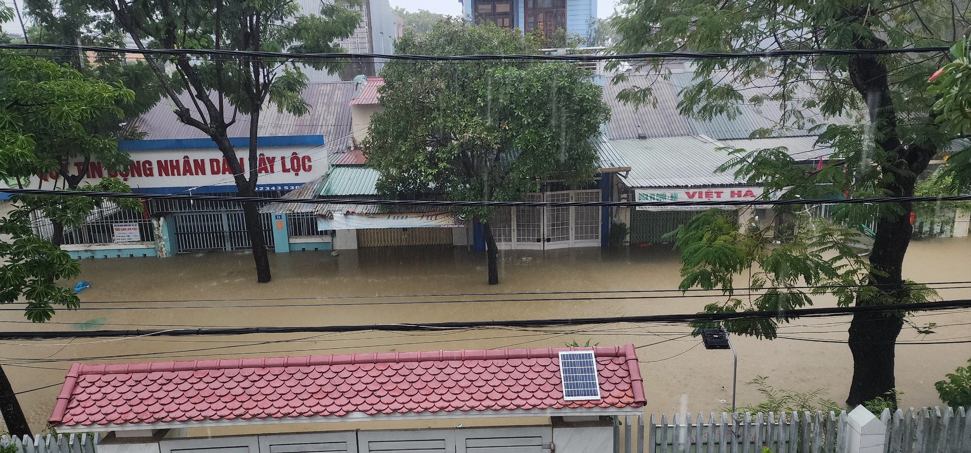 Sông Hương vượt đỉnh lũ 2020, TP Huế bị nước bủa vây - Ảnh 9.