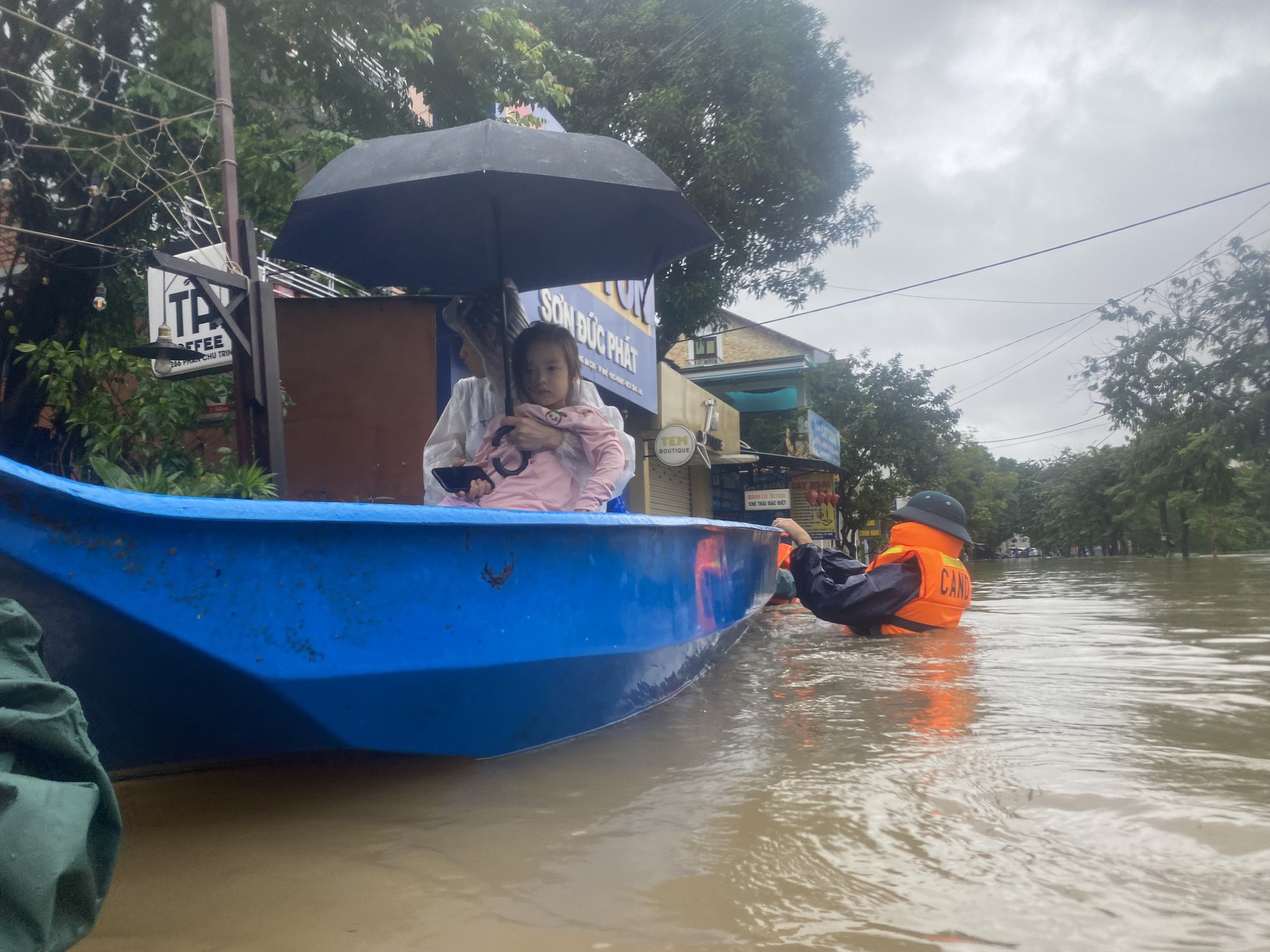 Sông Hương vượt đỉnh lũ 2020, TP Huế bị nước bủa vây - Ảnh 24.