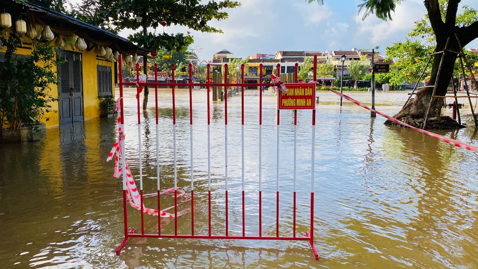 Nắng lên, phố cổ Hội An vẫn ngập nặng, người dân đi lại bằng thuyền - Ảnh 16.