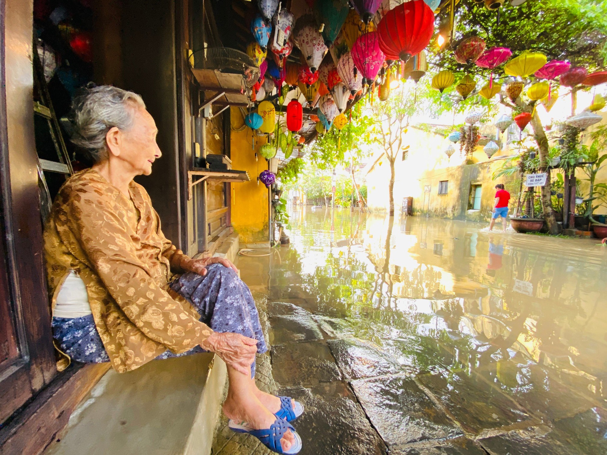 Nắng lên, phố cổ Hội An vẫn ngập nặng, người dân đi lại bằng thuyền - Ảnh 10.