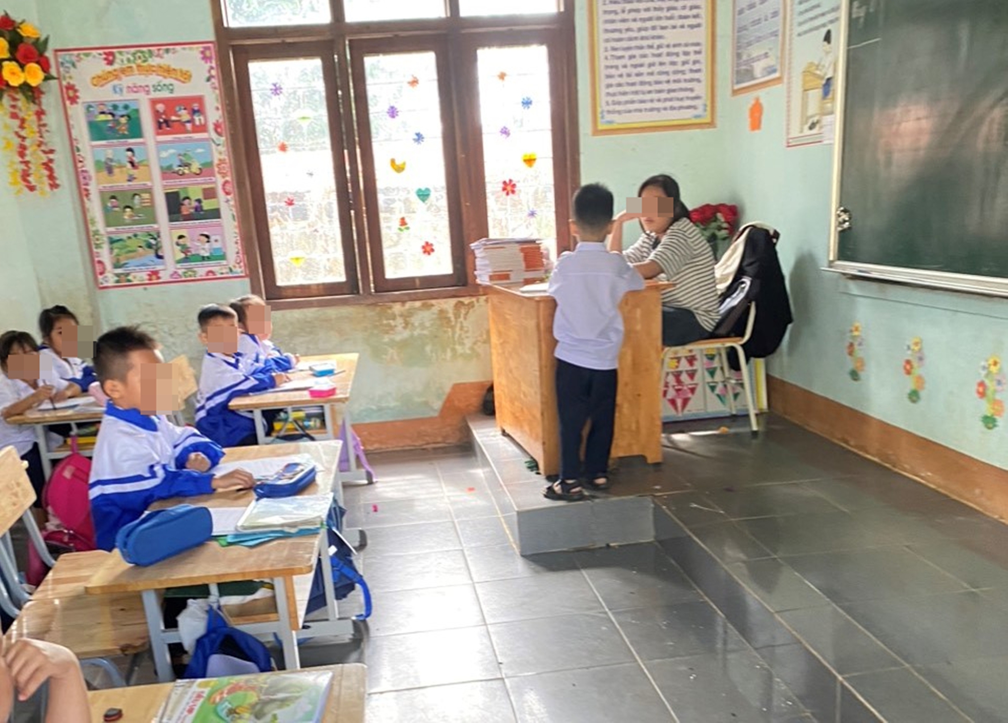 Xôn xao thông tin học sinh lớp 6 ngồi bàn giáo viên "dạy học sinh lớp 1"