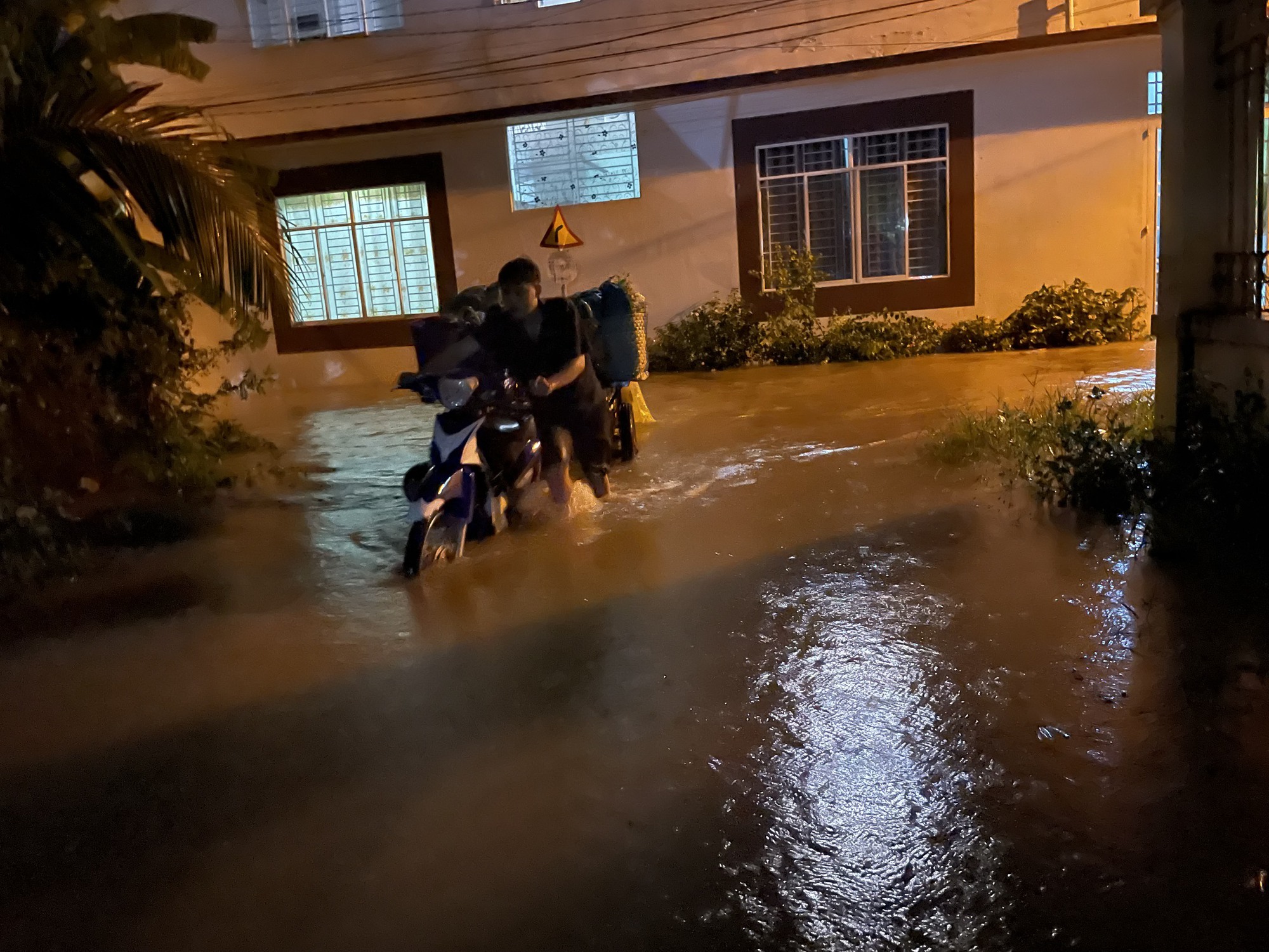 CLIP: Lũ về bất ngờ, người dân Nha Trang chạy lũ trong đêm khuya - Ảnh 10.