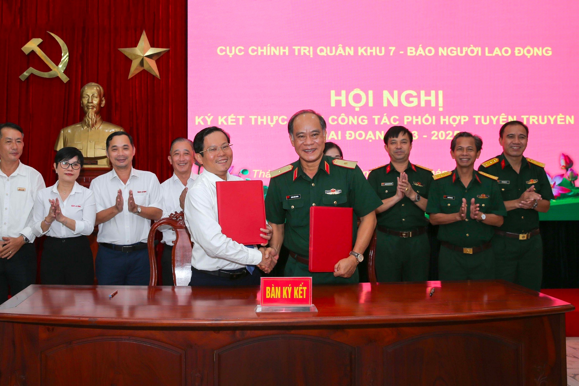 Ký kết phối hợp tuyên truyền giữa Cục Chính trị Quân khu 7 và Báo Người Lao Động: Tất cả vì sự nghiệp bảo vệ Tổ quốc