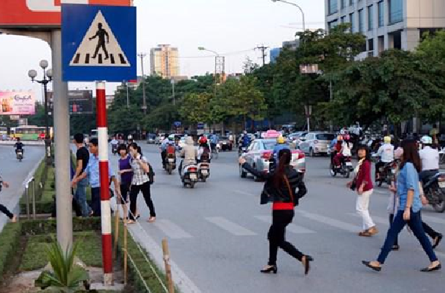 Để người đi bộ chấp hành luật