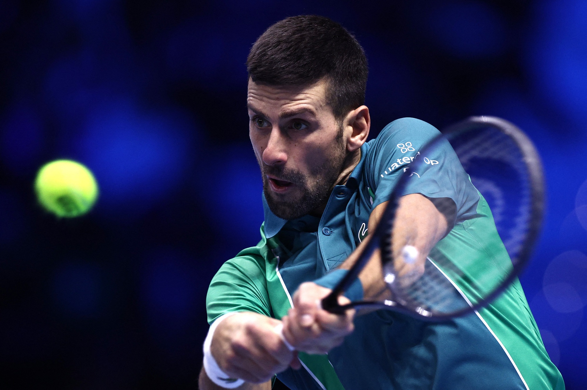 Djokovic vào bán kết nhờ Sinner, duy trì mục tiêu vượt kỷ lục của Federer - Ảnh 1.