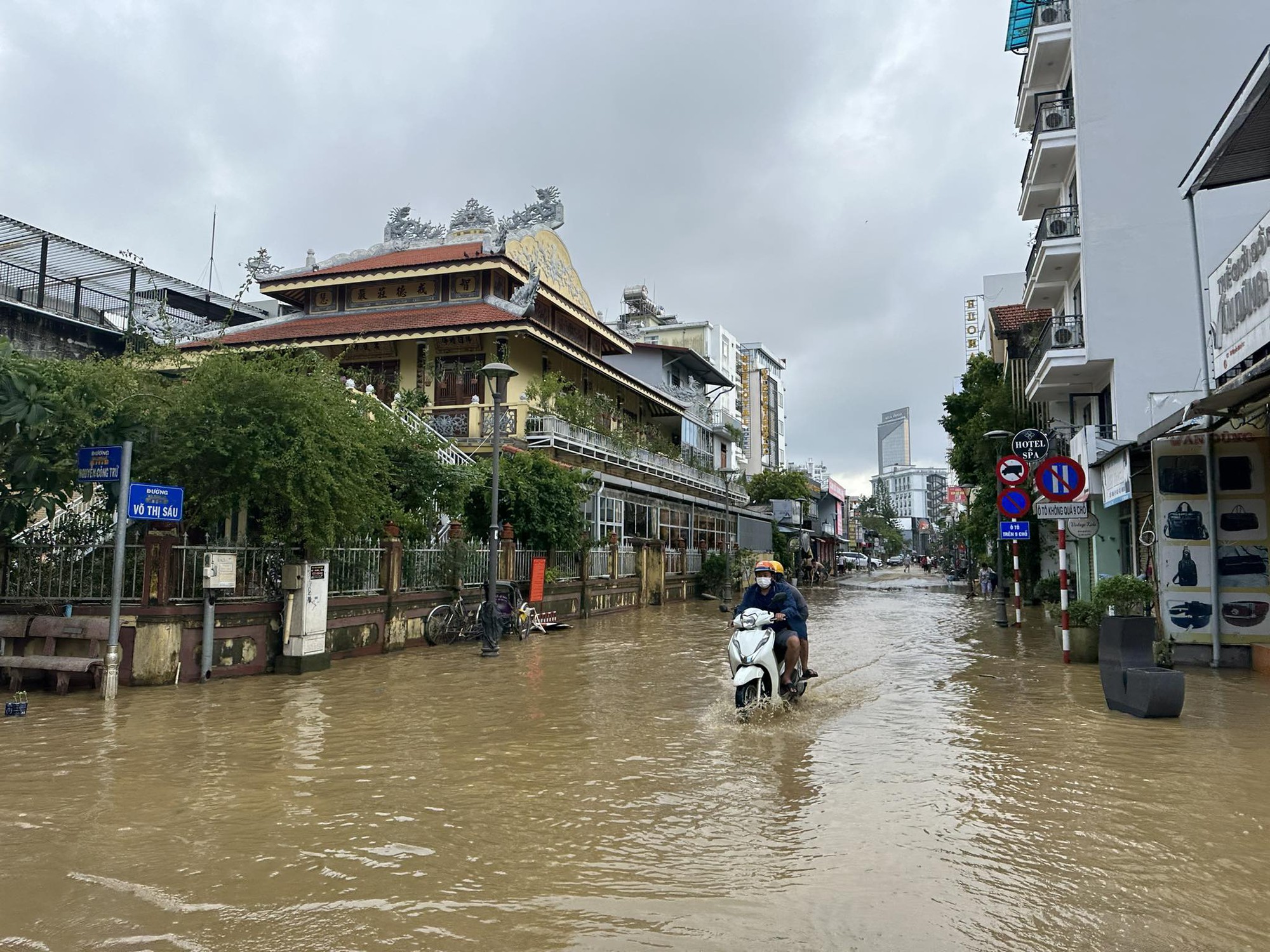 Sau lũ lụt, lũ bùn vây bủa TP Huế - Ảnh 5.